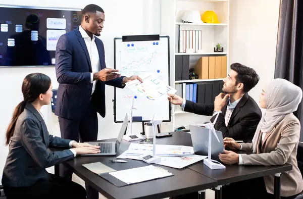 Yöneticiler pazarlama faaliyetlerini planlamak için toplanıyorlar.