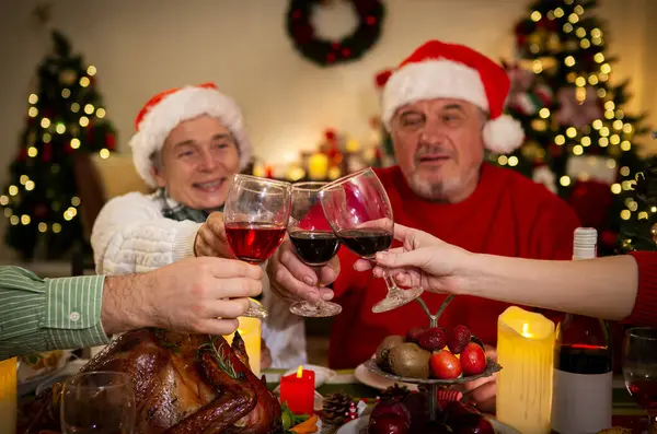 Yöneticiler pazarlama faaliyetlerini planlamak için toplanıyorlar.