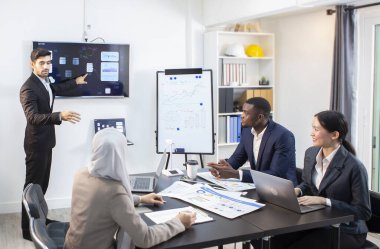 Yöneticiler pazarlama faaliyetlerini planlamak için toplanıyorlar.