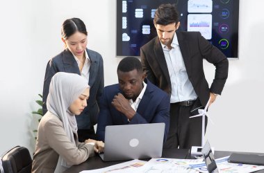 Yöneticiler pazarlama faaliyetlerini planlamak için toplanıyorlar.