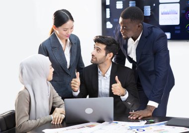 Yöneticiler pazarlama faaliyetlerini planlamak için toplanıyorlar.