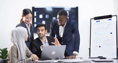 Yöneticiler pazarlama faaliyetlerini planlamak için toplanıyorlar.