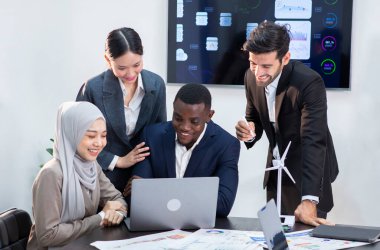 Yöneticiler pazarlama faaliyetlerini planlamak için toplanıyorlar.