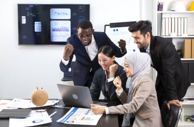 Yöneticiler bilgisayar aracılığıyla takım toplantısı yapıyorlar..