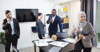 Genç bir yönetici bir şirket toplantısında telefonda konuşuyor..