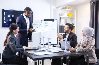 Yöneticiler pazarlama faaliyetlerini planlamak için toplanıyorlar.