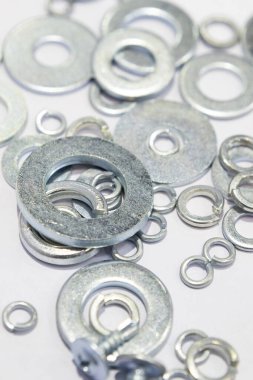 İnşaatta çelik bağlayıcılar, cıvatalar ve fındıklar kullanılır..