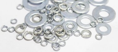 İnşaatta çelik bağlayıcılar, cıvatalar ve fındıklar kullanılır..