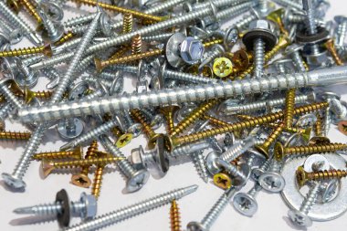 İnşaatta çelik bağlayıcılar, cıvatalar ve fındıklar kullanılır..