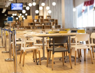 Fast food restoranının içinde oturuyor.