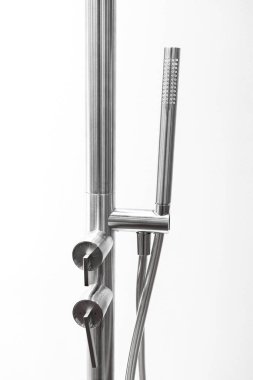 Beyaz arka planda modern lüks paslanmaz çelik duş başlığı