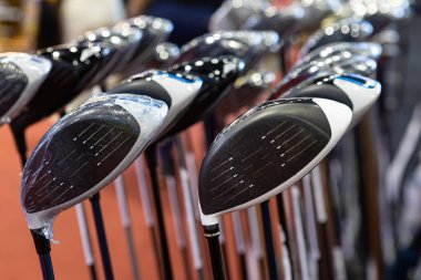 Çantada bir sürü golf sopası kafası var.