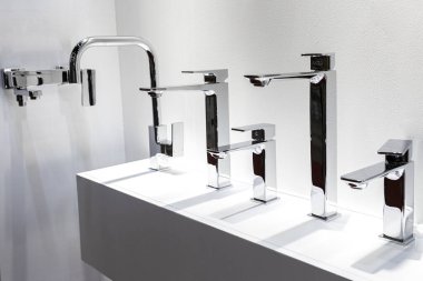 Paslanmaz çelik lavabo muslukları satışta.