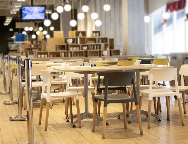 Fast food restoranının içinde oturuyor.