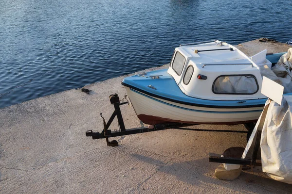 马耳他 马尔萨克洛夫克市 2022年9月20日 码头上的传统渔船 码头上停着一艘蓝白相间的老船 为您的设计复制粘贴 — 图库照片