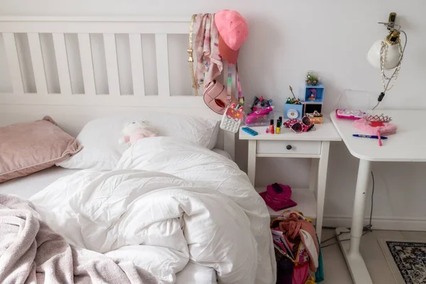 Chaos Mädchenzimmer Nahaufnahme Eines Weißen Bettes Und Eines Nachttischs Alles — Stockfoto