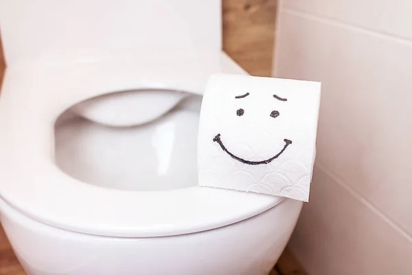 卫生纸卷的特写镜头 在浴室墙上挂着一个滑稽的感叹号 健康的概念 干净的浴室 快乐的生活 为您的设计和文本复制粘贴 — 图库照片