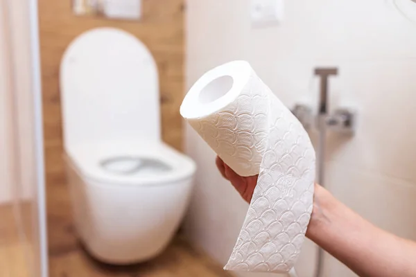 Nahaufnahme Frauenhand Reißt Blatt Von Toilettenpapierrolle Auf Dem Hintergrund Des — Stockfoto