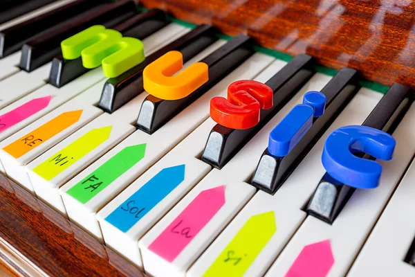 Närbild Ordet Musik Läggs Pianot Gjord Färgade Plastbokstäver Musikbegreppet Att — Stockfoto