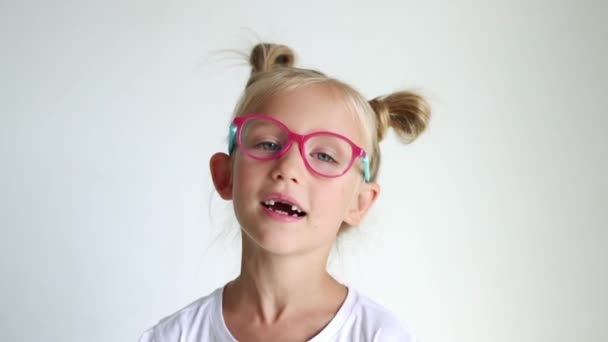 Porträtt Söt Liten Blond Flicka Förskolebarn Med Öppen Mun Inga — Stockvideo