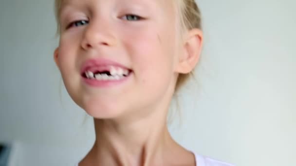 Porträtt Söt Liten Blond Flicka Förskolebarn Med Öppen Mun Inga — Stockvideo