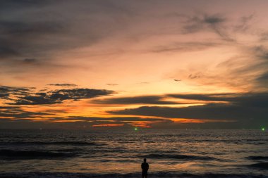 Günbatımı gökyüzü arkaplanı ve Phuket Tayland 'da beyaz bulutlar yumuşak odak noktası.