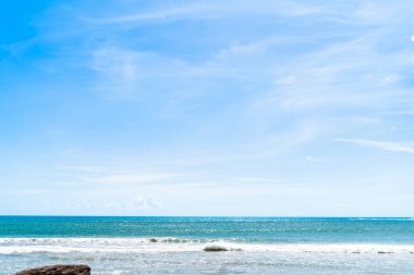 Gökyüzü arka planı, parlak ve rahat, Phuket, Tayland 'daki bir filmdeki diziler gibi.