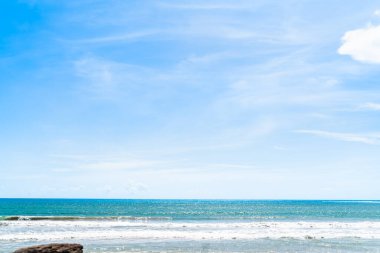 Gökyüzü arka planı, parlak ve rahat, Phuket, Tayland 'daki bir filmdeki diziler gibi.