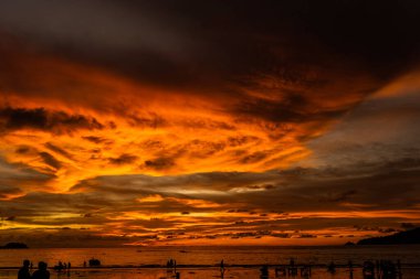 gökyüzü arka planı, günbatımı, siluet, Tayland, Phuket 'te bir filmdeki diziler gibi.