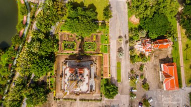 Hava aracı görüntüsü, sırt çantalı gezgin Wat Chalong 'da ya da Tayland' ın Phuket kasabasındaki Chalong tapınağında güzel bir pagoda 'ya seyahat ediyor. Phuket Tayland 'daki en popüler Tayland tapınağı..