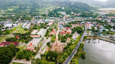 Hava aracı görüntüsü, sırt çantalı gezgin Wat Chalong 'da ya da Tayland' ın Phuket kasabasındaki Chalong tapınağında güzel bir pagoda 'ya seyahat ediyor. Phuket Tayland 'daki en popüler Tayland tapınağı..