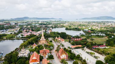 Hava aracı görüntüsü, sırt çantalı gezgin Wat Chalong 'da ya da Tayland' ın Phuket kasabasındaki Chalong tapınağında güzel bir pagoda 'ya seyahat ediyor. Phuket Tayland 'daki en popüler Tayland tapınağı..