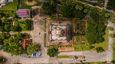 Hava aracı görüntüsü, sırt çantalı gezgin Wat Chalong 'da ya da Tayland' ın Phuket kasabasındaki Chalong tapınağında güzel bir pagoda 'ya seyahat ediyor. Phuket Tayland 'daki en popüler Tayland tapınağı..
