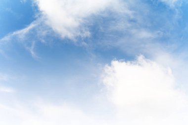 Mavi gökyüzü arkaplanı ve beyaz bulutlar Phuket Tayland 'da yumuşak odak noktası.