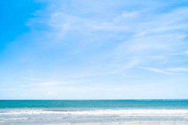 Gökyüzü arka planı, parlak ve rahat, Phuket, Tayland 'daki bir filmdeki diziler gibi.