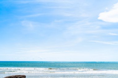 Gökyüzü arka planı, parlak ve rahat, Phuket, Tayland 'daki bir filmdeki diziler gibi.