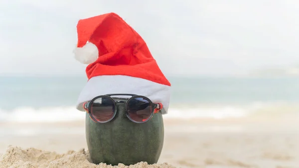 Arbuz Wakacje Okularach Kapelusz Świętego Mikołaja Concept Christmas Plaży Tropikalny — Zdjęcie stockowe