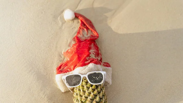 Urlaub Mit Gläsern Und Nikolausmütze Und Ananas Konzept Weihnachten Strand — Stockfoto