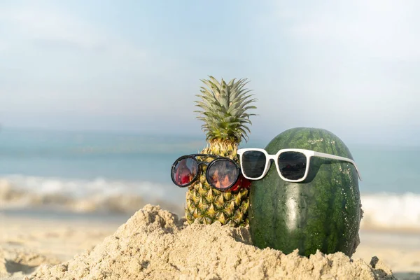 Gözlüklü, Noel Baba şapkalı ve ananaslı karpuz tatili, Tayland 'ın Phuket şehrinde yapılan tropikal tasarımda Noel kavramı.