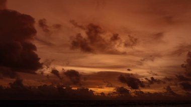 Günbatımı gökyüzü arkaplanı ve Phuket Tayland 'da beyaz bulutlar yumuşak odak noktası.