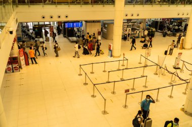 Birçok yolcu kontrol gişesi Phuket Havaalanı 07 Eylül 2022