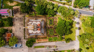Hava aracı görüntüsü, sırt çantalı gezgin Wat Chalong 'da ya da Tayland' ın Phuket kasabasındaki Chalong tapınağında güzel bir pagoda 'ya seyahat ediyor. Phuket Tayland 'daki en popüler Tayland tapınağı..
