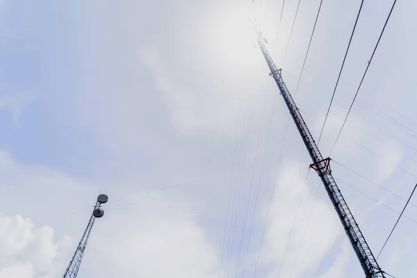 Telekommunikation Mast Antenner Eftermiddagen Kullen Blå Himmel Med Moln Ljust — Stockfoto
