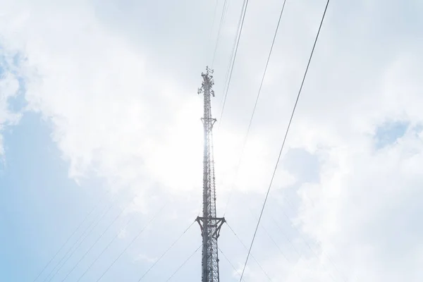 Telecomunicações Mastro Antenas Tarde Céu Azul Colina Com Nuvem Brilhante — Fotografia de Stock