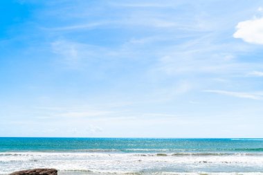 Gökyüzü arka planı, parlak ve rahat, Phuket, Tayland 'daki bir filmdeki diziler gibi.