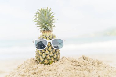 Plaj meyvesi turizminde ananaslardan yapılmış meyveli adam sağlık için komik ve tatlı güneş banyosu meyveleri. Kutlama yemeği. Yaz yolculuğu konsepti. Kopyalama alanını ziyaret etmek için beyaz arkaplan tasarımı daveti