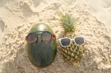 Plaj meyvesi turizminde ananas ve karpuzdan yapılmış meyveli adam sağlık için komik ve şirin güneş banyosu meyveleri. Kutlama yemeği. Yaz yolculuğu konsepti. ziyaret için beyaz arkaplan tasarım daveti