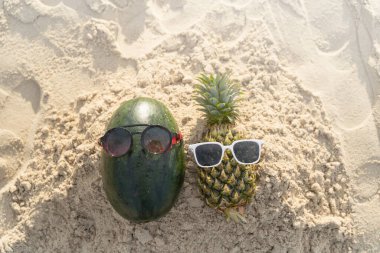 Plaj meyvesi turizminde ananas ve karpuzdan yapılmış meyveli adam sağlık için komik ve şirin güneş banyosu meyveleri. Kutlama yemeği. Yaz yolculuğu konsepti. ziyaret için beyaz arkaplan tasarım daveti