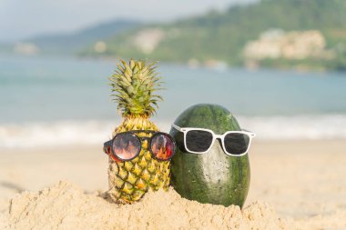 Plaj meyvesi turizminde ananas ve karpuzdan yapılmış meyveli adam sağlık için komik ve şirin güneş banyosu meyveleri. Kutlama yemeği. Yaz yolculuğu konsepti. ziyaret için beyaz arkaplan tasarım daveti