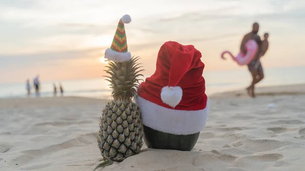 Schneemann Aus Ananas Und Wassermelone Strand Gesunde Weihnachtsfrüchte Lustige Und — Stockfoto